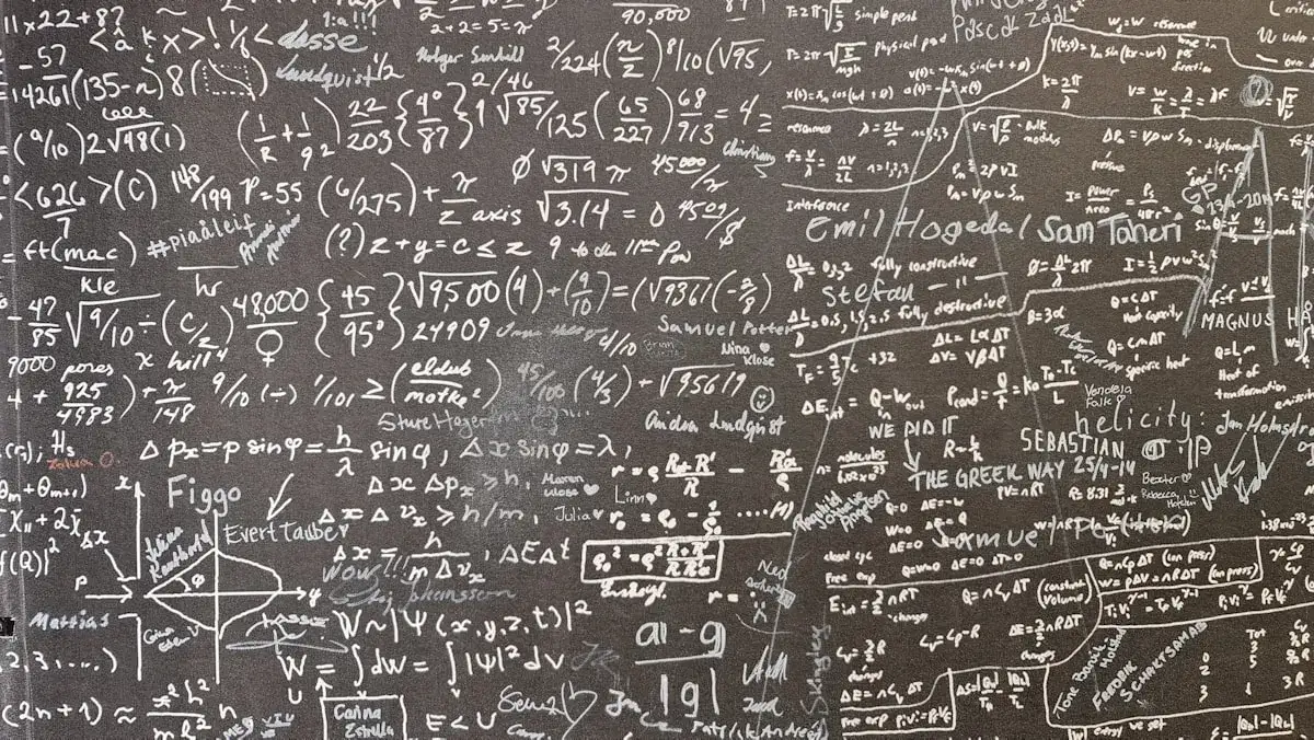 Quadro negro preenchido com fórmulas e equações matemáticas